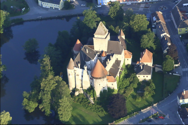 Im Burghof Heidenreichstein liefert die „Pension Schöller“ beste Unterhaltung. | Foto: Franz X. Bogner 