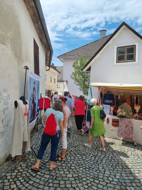 Der Ortsteil "Stelzen" in Haslach ist beim Webermarkt der Hotspot der Aussteller.  | Foto: Fritz Anzinger
