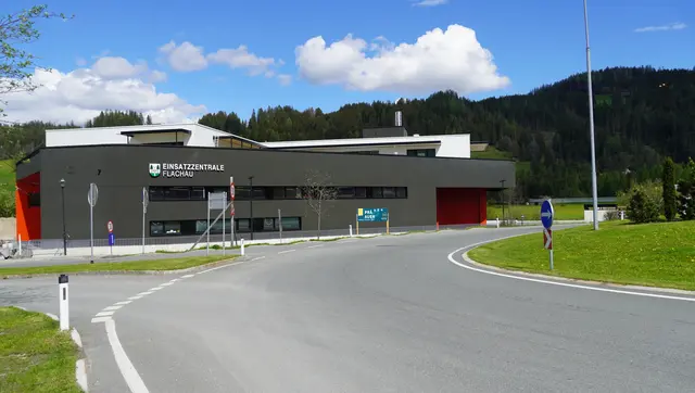 Die Lage direkt am Kreisverkehr bei der Ortseinfahrt  der Einssatzzentrale Flachau | Foto: Felix Hallinger