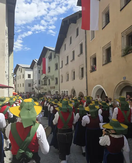 Zuschauerinnen und Zuschauer erwartete ein bunter Umzug durch Rattenberg.  | Foto: Musikbund Rattenberg