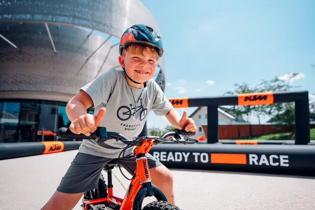 Schon ab drei Jahren können Kinder in der KTM Motohall an den Lenker gehen | Foto: KTM Motohall