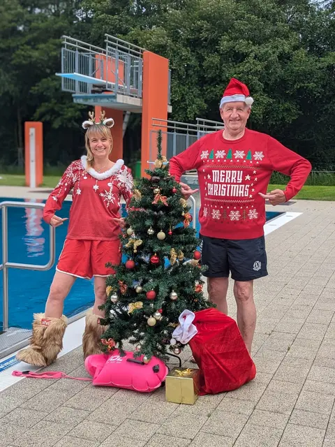 Bring' deinen Weihnachts-Pulli mit und zeig' beim Sprung vom 1- oder 3-Meter-Turm, wie wahnsinnig du dich auf Weihnachten freust! | Foto: Stadtgemeinde Waidhofen/Thaya