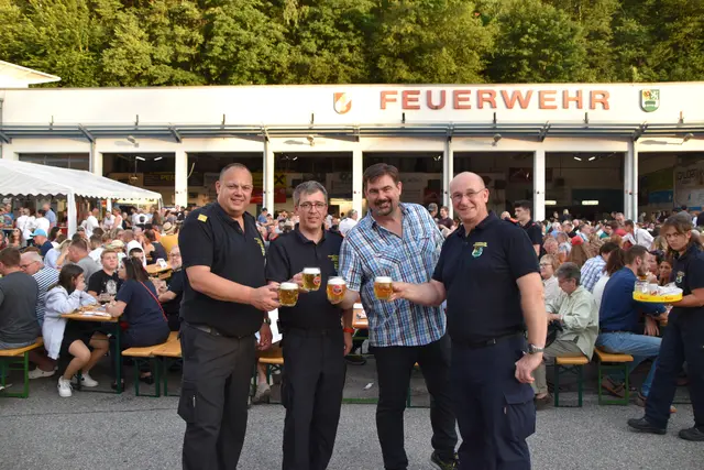 Roman Brunner, Michael Gindl, ehemalige Bürgermeister Stefan Steinbichler und Georg Nemetz - beim Feuerwehrfest in Ourkersdorf wird auch heuer wieder eine riesen Stimmung erwartet. | Foto: Privat