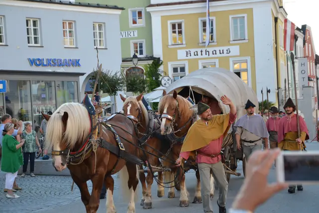 In Erinnerung an den mittelalterlichen Salzhandel zwischen Bayern und Böhmen, zieht eine Kolonne von Salzhändlern mit Pferden und Planwagen aus der Partnerstadt Grafenau und Schärdinger Vereinen ab 18 Uhr auf den Schärdinger Stadtplatz ein.
