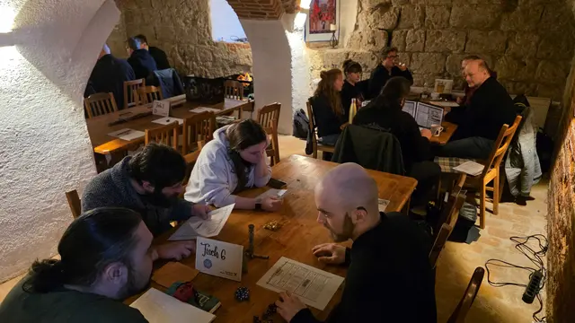 Lebhafte Spielerunde im Gewölbe der Burg Frauenstein. | Foto: Game Inn