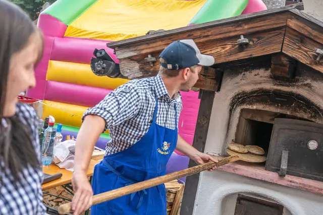 Bei der Veranstaltungsreihe "Altes Handwerk und bäuerliches Leben" wird der Dorfplatz Kappl zur Bühne für gelebte Tradition, regionale Kulinarik und echte Volksmusik.  | Foto: TVB Paznaun – Ischgl