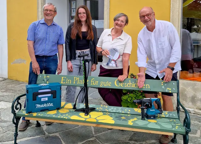 Die Verantwortlichen der Öffentlichen Bibliothek Birkfeld präsentieren gemeinsam mit dem Veranstalter des Birkfelder Kirtags einige der Versteigerungsobjekte. Neben praktischen Gegenständen warten auch besondere Erlebnisse  – und kommen beim Kirtag unter den Hammer. | Foto: Ulla Patz