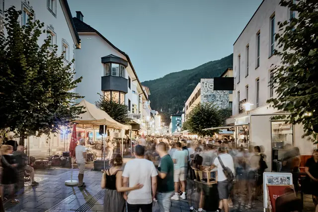 Stimmungsvolle Sommerabende in der Innenstadt: Der Wochentoaler verbindet Live-Musik, regionale Kulinarik und Begegnung im Herzen des Talkessels. | Foto: Julian Raggl
