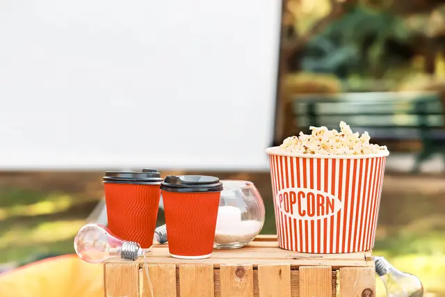 Open Air Sommerkino beim Wirt in Stern: Am 31. Juli läuft der Film „Michael“ über das Leben von Michael Jackson. | Foto: Smarterpix/serezniy