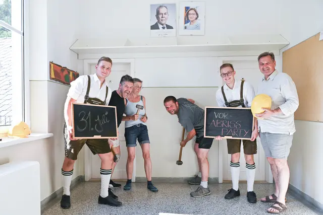 Bernhard Kerschbaumer (Obmann Konradsheimer Schuhplattler),
Architekt Bernhard Parzer (hellwach Architektur GmbH), Direktorin Barbara
Eichler, Gemeinderat Leopold Brenn, Laurenz Ortner (Konradsheimer
Schuhplattler) und Bürgermeister Werner Krammer (v.l.) laden zur Abrissparty in
die Volksschule Konradsheim.  | Foto: Stadt Waidhofen a/d Ybbs
