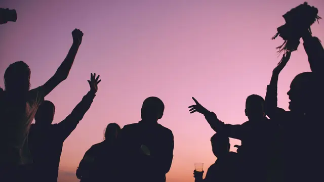 Für die passende musikalische Begleitung sorgt C.O.N. mit Live-Musik und schafft den passenden Rahmen für einen stimmungsvollen Sommerabend mit Blick über Böheimkirchen. | Foto: Pexels (Symbolbild)
