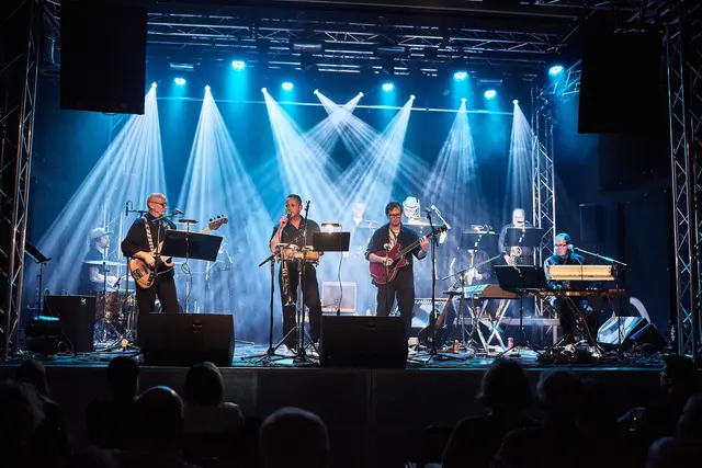 Fetzige Bläsersätze, groovige Rhythmen und souliger Gesang prägen den Sound der zehnköpfigen Band.  | Foto: Klaus Klemens