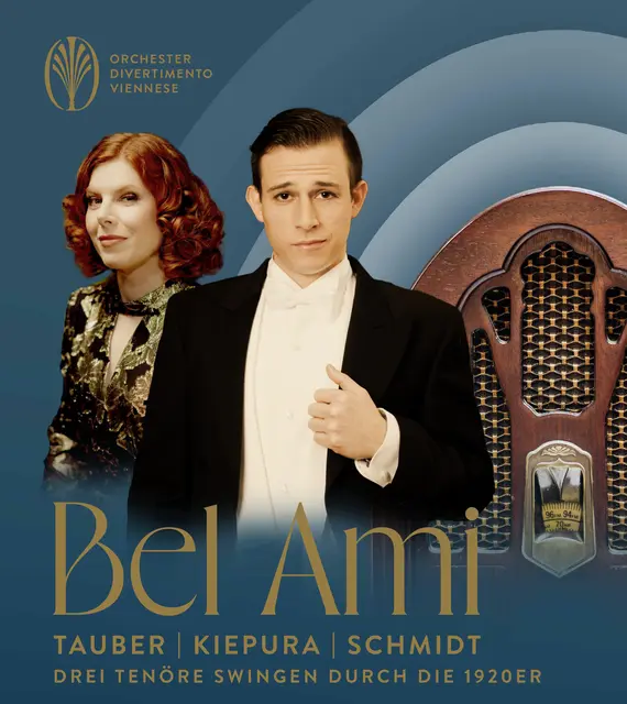 Bel Ami: swingen durch die 1020er Jahre. Auf der Bühne stehen Paul Schweinester als Tenor und Teresa Vogl als Conférencier, dirigiert von Vinzenz Praxmarer.  | Foto: 2026psb/zVg
