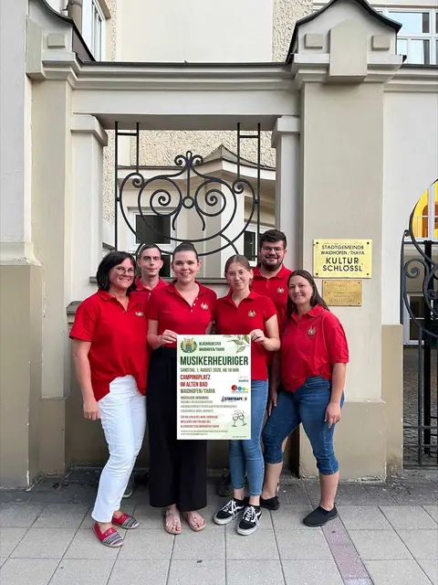 Regina Mühlberger, Christian Albrecht, Stefanie Eberl, Victoria Anibas, Matthias Deimel und Karin Jetschko freuen sich auf den Musikerheurigen | Foto: Blasorchester Waidhofen/Thaya