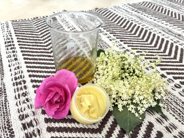Eine Handcreme mit natürlichen Zutaten aus Rose, Holunder und weiteren pflegenden Komponenten wird beim Workshop hergestellt. Mit dem umfangreichen Skript und Rezepten kann Zuhause dann gleich freudig weitergezaubert werden.   | Foto: Michaela Hörl