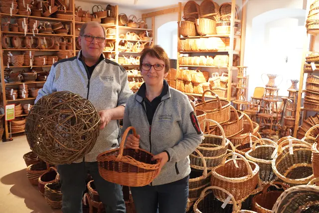 Traditionelles Handwerk mit viel Liebe zum Detail: Körbe aus Meisterhand. Im Bild Obmann des Erlebnismuseumsvereins Schönbach Franz Höfer und Heidi Hammer. | Foto: Evi Leutgeb