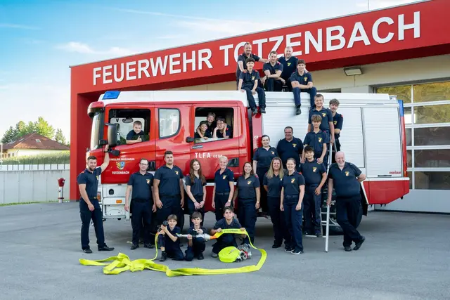 25 Jahre Feuerwehrjugend Totzenbach: Beim Feuerwehrfest wird das Jubiläum der erfolgreichen Nachwuchsarbeit gefeiert. Viele ehemalige und aktuelle Mitglieder blicken gemeinsam auf ein Vierteljahrhundert Feuerwehrjugend zurück. | Foto: Feuerwehr Totzenbach