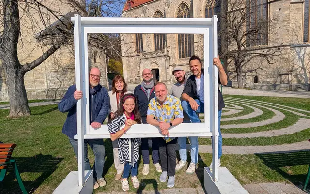 Vorfreude auf hochkarätiges Unterhaltungsprogramm ab 13. August vor St. Othmar. Von links: Kulturstadtrat Stephan Schimanowa, Bürgermeisterin Silvia Drechsler, Caroline Athanasiadis, Vizebürgermeister Rainer Praschak, Reinhard Nowak, Patrick Hemmers von Casanova und Tricky Niki. | Foto: Stadtgemeinde Mödling / cb