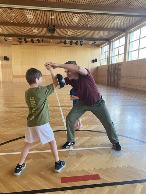 Mario Leitner trainiert die Kinder. | Foto: Leitner
