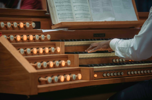 Mit einem Benefizkonzert in der Wallfahrtskirche Maria Anzbach wird die Caritas Augustsammlung unterstützt. | Foto: Symbolbild: Tosin Superson/Pexels