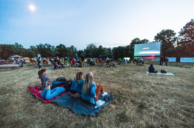 Beim „Kino unter Sternen“ wird am 7. August die französische Komödie „Paris um jeden Preis“ unter freiem Himmel gezeigt. | Foto: Symbolbild: Canva
