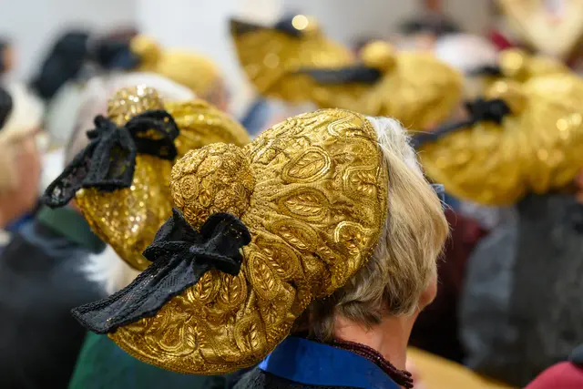 Mit ihren kunstvoll gefertigten Goldhauben bewahren die Trachtenträgerinnen ein Stück niederösterreichischer Kulturgeschichte. | Foto: Wolfgang Simlinger