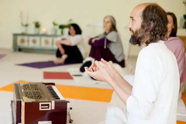 Jetzt informieren und Vorteile sichern. | Foto: Yoga-Akademie Austria