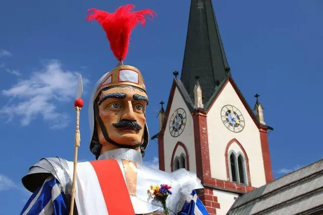 Der Samson der Samsongruppe Mariapfarr – bald tanzt er wieder durch den Ort. Sein traditioneller Weg führt ihn einmal um die Kirche. | Foto: Samsongruppe Mariapfarr