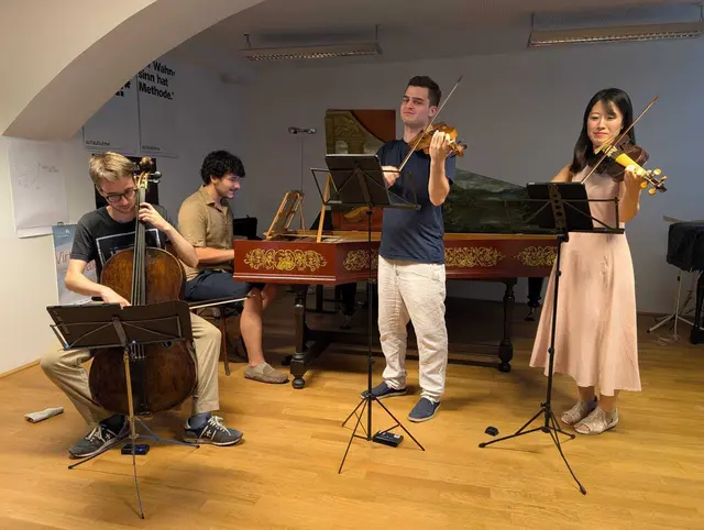 Das Ensemble rund um Tade Theuretzbacher vereint musikalische Vielfalt und barocke Klangwelten: Dominik Fischer und Hiroyo Watanabe an der Barockgeige, Matthäus Pescoller am Barockcello sowie Tade Theuretzbacher am Cembalo sorgen für ein stimmungsvolles Zusammenspiel. | Foto: Tade Theuretzbacher