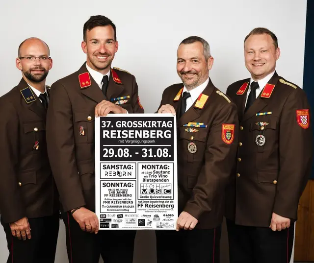 Gruppenfoto mit Plakat