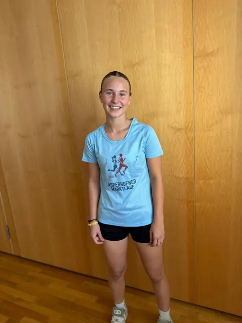 Nora Gugrel freut sich auf den 2. Asperhofner Marktlauf und präsentiert das diesjährige Veranstaltungsshirt. | Foto: Marktgemeinde Asperhofen