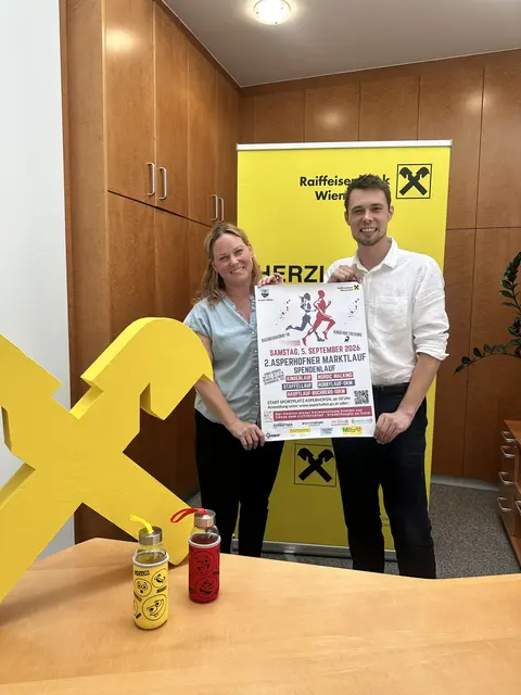 Gemeinderätin Kerstin Gugrel und Bankstellenleiter Oliver Herzog präsentieren das Plakat zum 2. Asperhofner Marktlauf. | Foto: Marktgemeinde Asperhofen