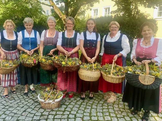 Nach der Weihe beim Festgottesdienst zu Mariä Himmelfahrt verteilen die Schärdinger Goldhaubenfrauen ihre selbst gebundenen Kräuterbüscherl an den Kirchenausgängen gegen eine Spende an die Gottesdienstbesucher. | Foto: Goldhaubenfrauen Schärding