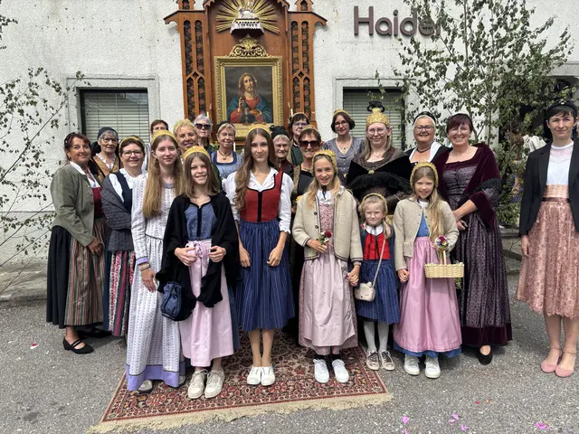 Die Damen und Mädchen der Goldhaubengruppe Oberneukirchen freuen sich auf ein gemütliches Beisammensein.  | Foto: Erika Ganglberger
