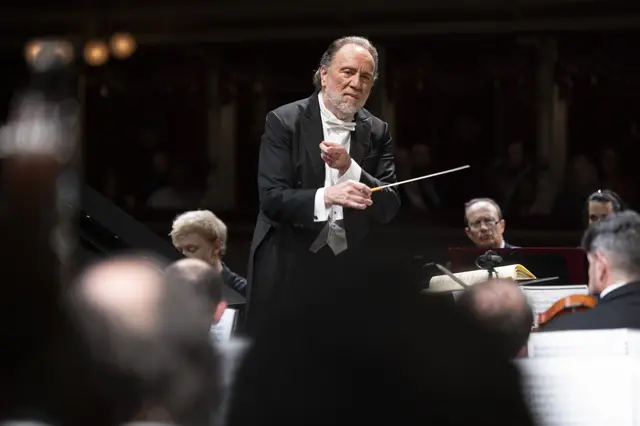 Dirigent Riccardo Chailly und die Filarmonica della Scala präsentieren an diesem Abend zwei Meisterwerke: Pjotr Iljitsch Tschaikowskis 4. Symphonie und Sergei Rachmaninoffs 4. Klavierkonzert.  | Foto: Giorgio Gori