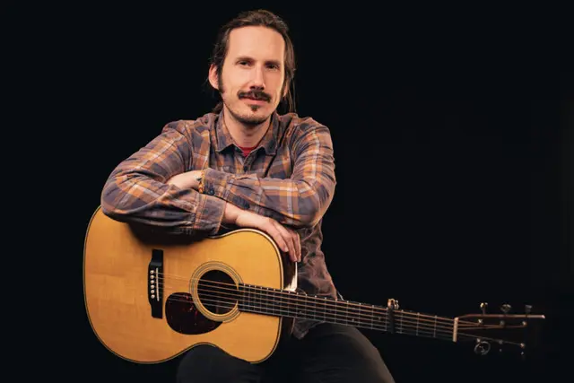 Eine Gitarre wie ein ganzes Orchester: Julian Polak verbindet mit seiner Fingerstyle-Spieltechnik Melodie, Rhythmus und Begleitung gleichzeitig auf nur einer Gitarre. | Foto: Manuel Pitsch