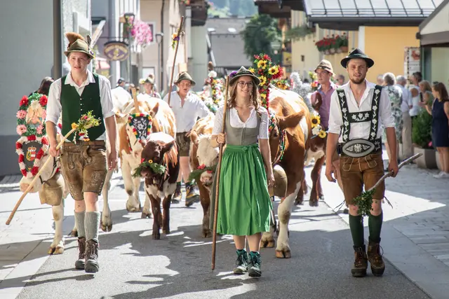 Festumzug mit anschließendem Almabtrieb entlang der Marktstraße Rauris

  | Foto: Florian Bachmeier