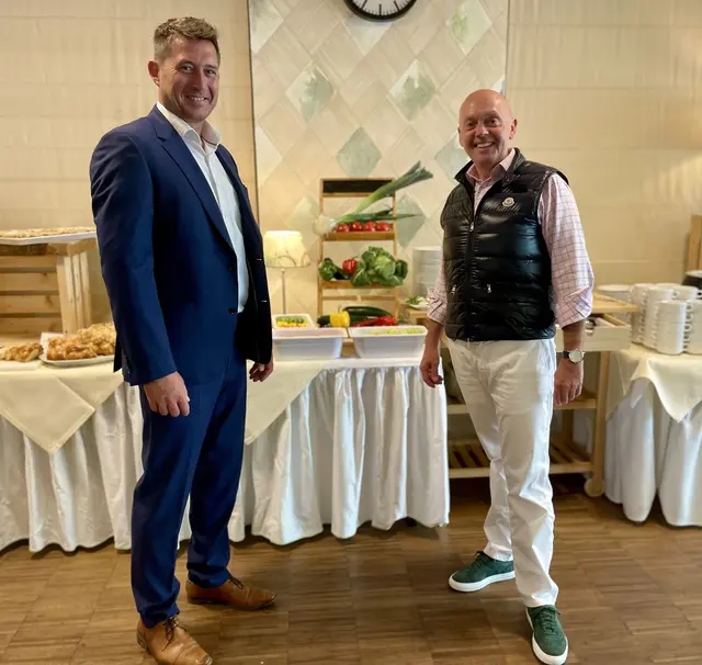 Zwei Männer vor Buffet