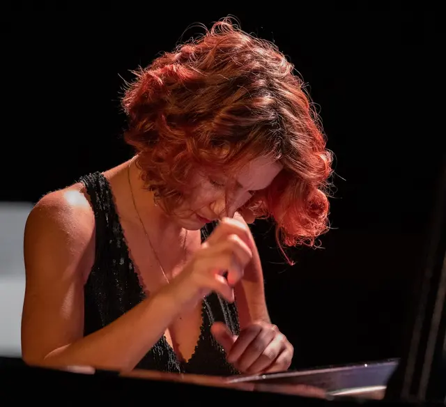 Die österreichisch-rumänische Pianistin Maria Radutu überschreitet musikalische Grenzen | Foto: Thom Kunz