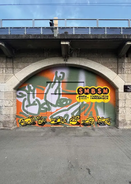 Der Urban-Art-Künstler HNRX (Maximilian Prantl) verwandelt eine Fassade in Imst. | Foto: HNRX