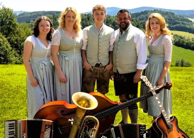 "Freund", das volksmusikalische Ensemble aus Waldkirchen im Bayerischen Wald spielt beim Weinbeißer in Freinberg zum Frühschoppen auf. | Foto: Freund