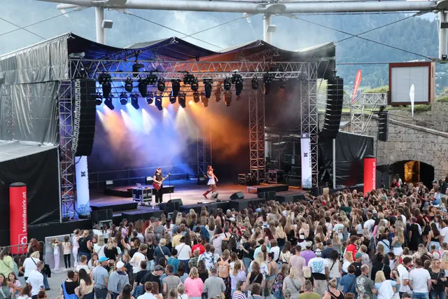 Die XL-Schlagershow am 12. September ab 20 Uhr unter freiem Himmel auf der Festung Kufstein (Archivbild). | Foto: Martina Obertimpfler 