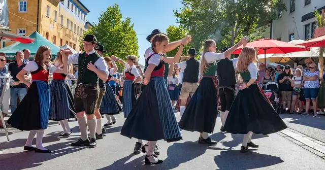 Gemeinsam mit Musik, Handwerk und Vereinskultur entsteht beim Ruperti-Stadtfest in Neumarkt eine Festatmosphäre für die ganze Familie. | Foto: Flachgauer Heimatvereine, Peter Mayr