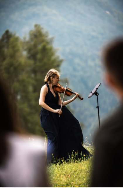 Annette Fritz begleitet die Wanderung zur Burgruine Vilsegg mit ihrer Geige. | Foto: Veranstalter