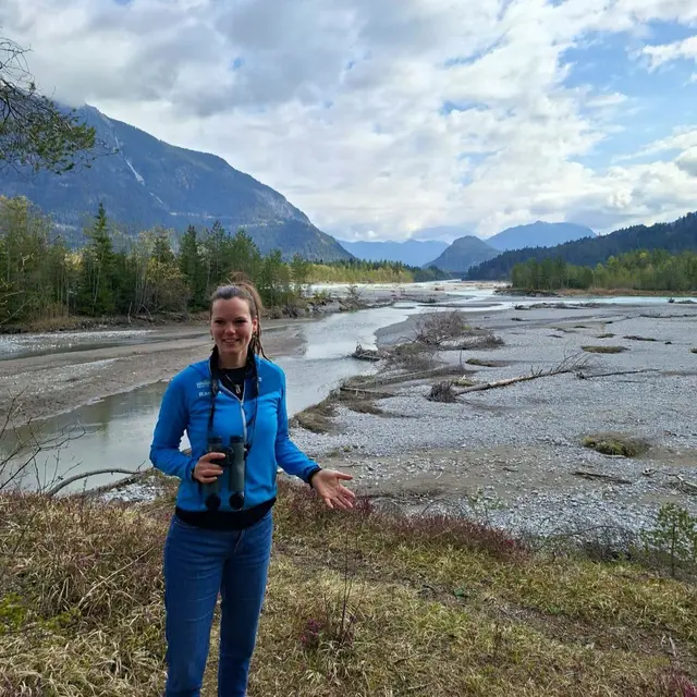 Kathrin Hüffmeier führt eine spannende Exkursion im Thresa Waldele durch. | Foto: Kathrin Hüffmeier
