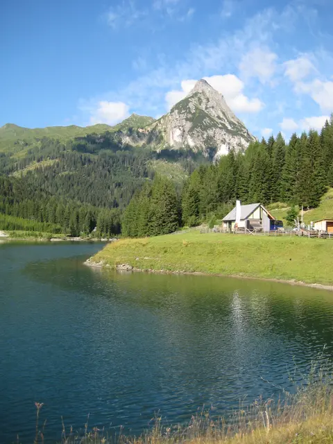 Schliererstausee und Naturpark-Haus mit Riedingspitz im Hintergrund