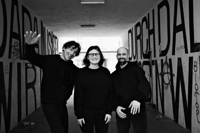 Kollektiv Weiter verbindet in „Baudelaire Calling“ performative Poesie, Schauspiel und Sound-Kreation: Roman Blumenschein, Alexandra Pâzgu und Florian Kmet (von links). | Foto: Kollektiv Weiter