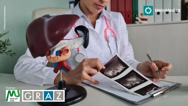 Ärztin die den Ultraschall einer Leber studiert