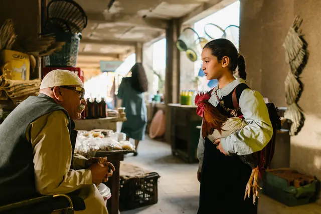 Die neunjährige Lamia versucht auf dem Markt alle Zutaten für den Geburtstagskuchen von Diktator Saddam Hussein zu kaufen. | Foto: © Vuelta Germany