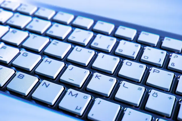 Die Computeria Kufstein unterstützt ältere Menschen bei der Nutzung von Computer und Co.  | Foto: geralt / Pixabay